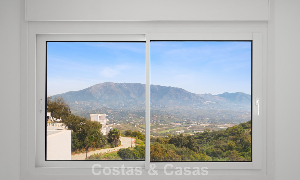Villa moderna de nueva construcción con vistas panorámicas al mar en venta en un entorno natural al este del centro de Marbella 797597