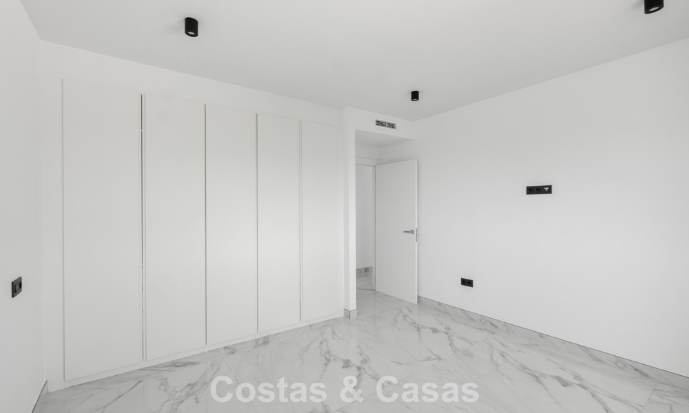Villa moderna de nueva construcción con vistas panorámicas al mar en venta en un entorno natural al este del centro de Marbella 797598