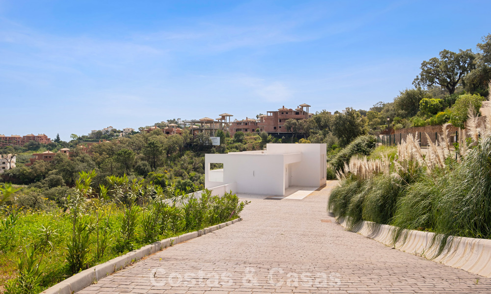 Villa moderna de nueva construcción con vistas panorámicas al mar en venta en un entorno natural al este del centro de Marbella 797601