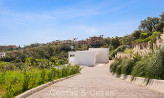 Villa moderna de nueva construcción con vistas panorámicas al mar en venta en un entorno natural al este del centro de Marbella 797601 