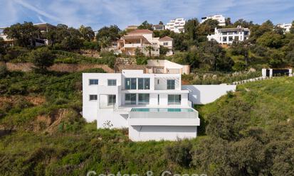 Villa moderna de nueva construcción con vistas panorámicas al mar en venta en un entorno natural al este del centro de Marbella 797607