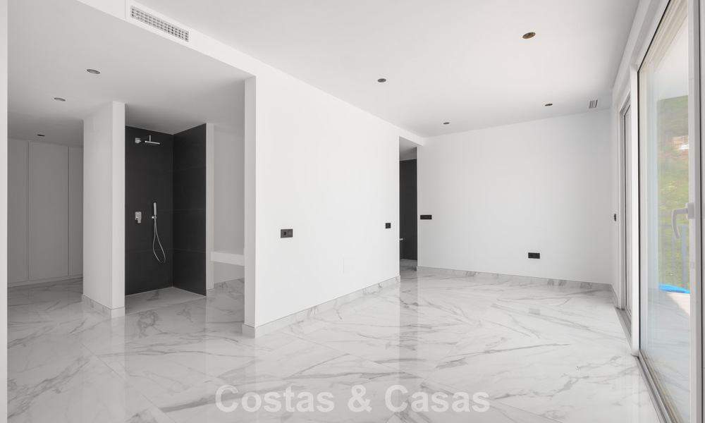Villa moderna de nueva construcción con vistas panorámicas al mar en venta en un entorno natural al este del centro de Marbella 797623