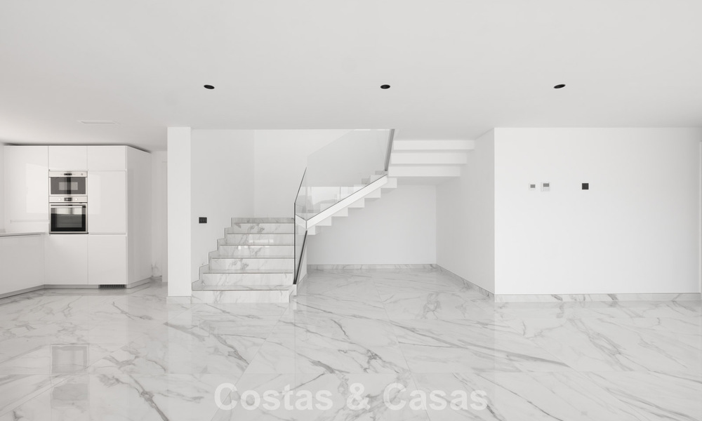 Villa moderna de nueva construcción con vistas panorámicas al mar en venta en un entorno natural al este del centro de Marbella 797624
