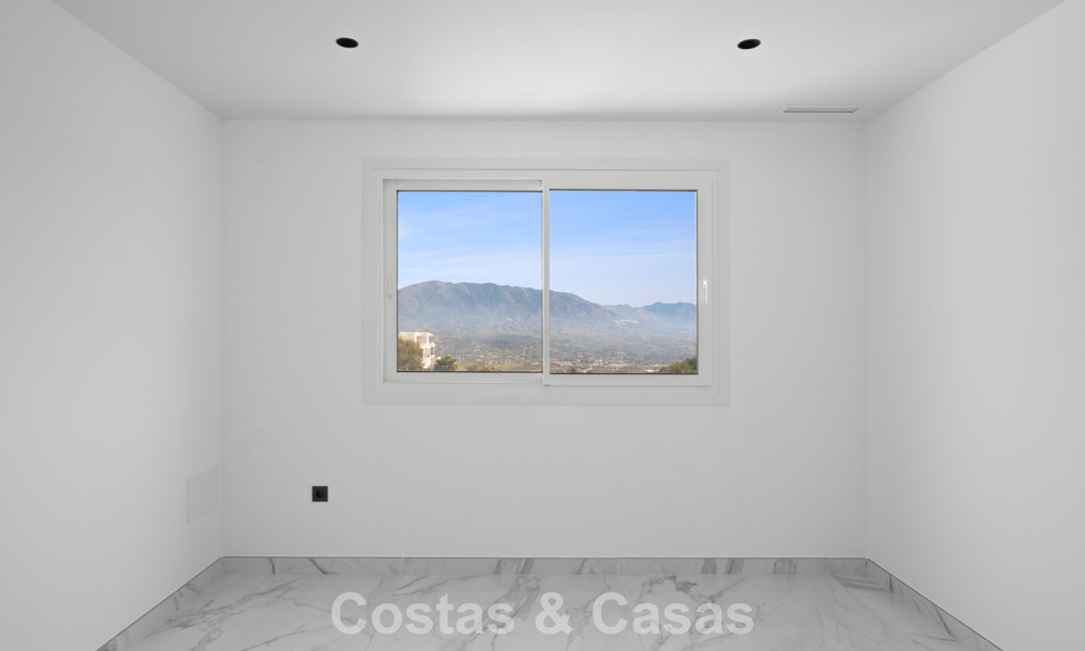 Villa moderna de nueva construcción con vistas panorámicas al mar en venta en un entorno natural al este del centro de Marbella 797627