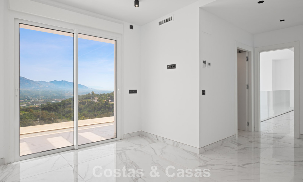 Villa moderna de nueva construcción con vistas panorámicas al mar en venta en un entorno natural al este del centro de Marbella 797631