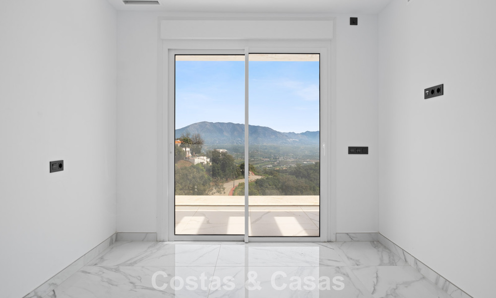 Villa moderna de nueva construcción con vistas panorámicas al mar en venta en un entorno natural al este del centro de Marbella 797632