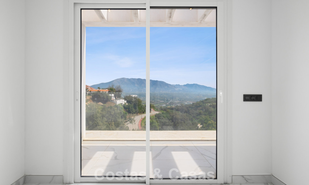 Villa moderna de nueva construcción con vistas panorámicas al mar en venta en un entorno natural al este del centro de Marbella 797633