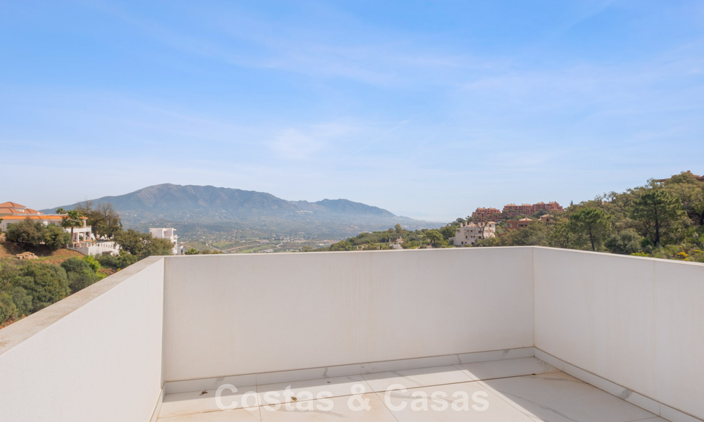Villa moderna de nueva construcción con vistas panorámicas al mar en venta en un entorno natural al este del centro de Marbella 797636