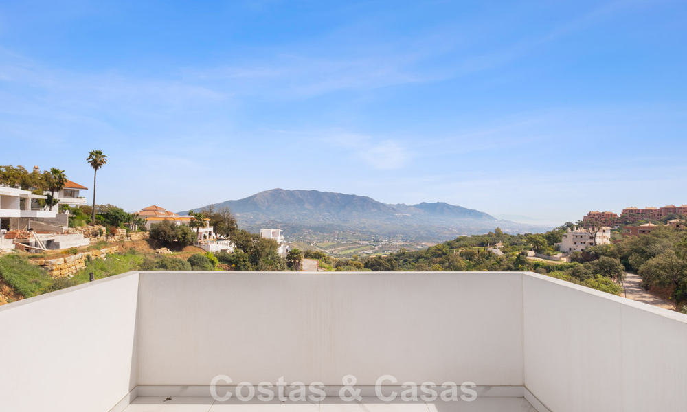 Villa moderna de nueva construcción con vistas panorámicas al mar en venta en un entorno natural al este del centro de Marbella 797638