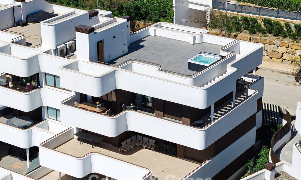 Ático de lujo moderno con amplia terraza en la azotea en venta cerca del centro de Estepona 797648