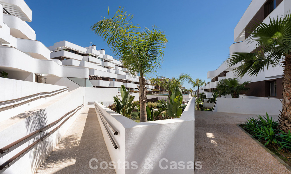 Ático de lujo moderno con amplia terraza en la azotea en venta cerca del centro de Estepona 797650