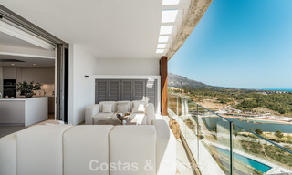 Ático de lujo luminoso y contemporáneo en venta con vistas al mar en las colinas de La Quinta Resort en Marbella - Benahavís 797707 
