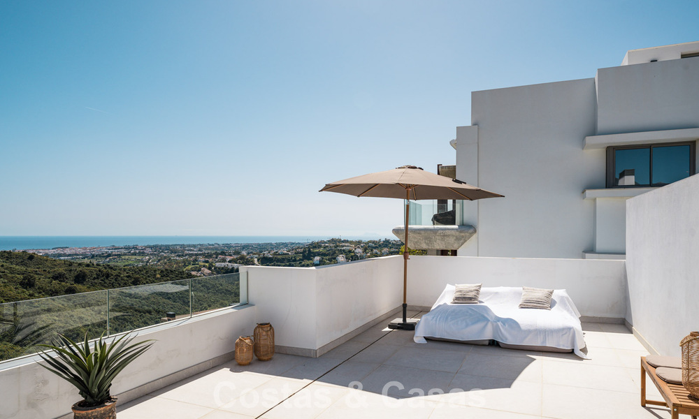 Ático de lujo luminoso y contemporáneo en venta con vistas al mar en las colinas de La Quinta Resort en Marbella - Benahavís 797717