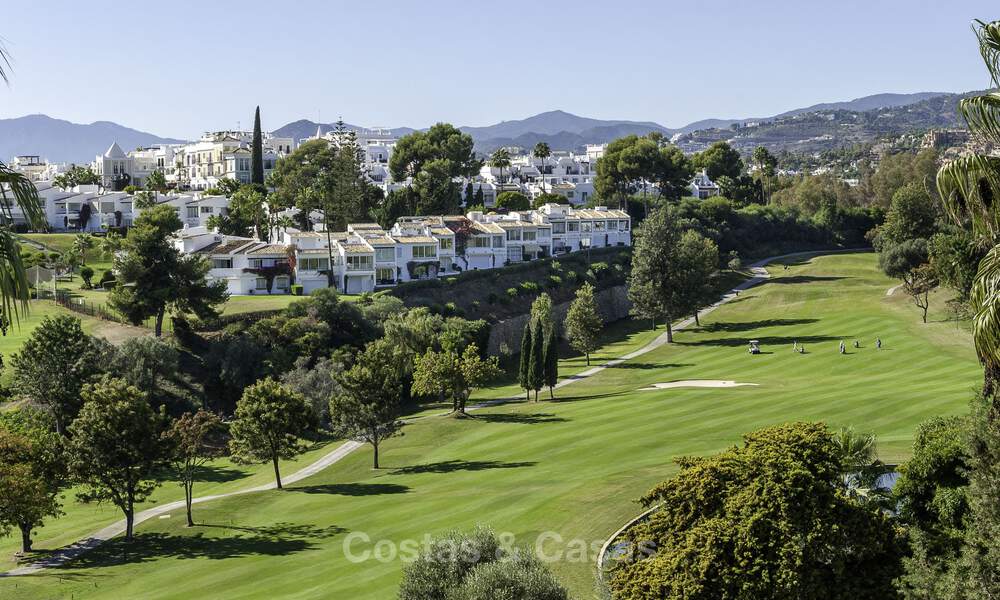 Adosado renovado moderno en venta, en Aloha rodeado de campos de golf en Nueva Andalucía, Marbella 798050