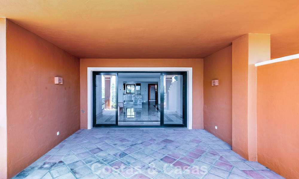 Amplio apartamento de 2 dormitorios con vistas al mar en venta en Marbella - Benahavís 797967