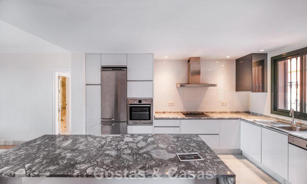 Amplio apartamento de 2 dormitorios con vistas al mar en venta en Marbella - Benahavís 797975