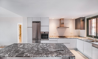 Amplio apartamento de 2 dormitorios con vistas al mar en venta en Marbella - Benahavís 797975 