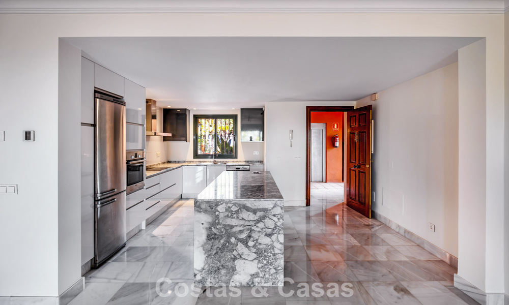 Amplio apartamento de 2 dormitorios con vistas al mar en venta en Marbella - Benahavís 797977