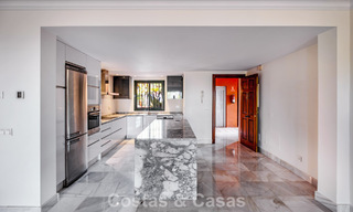 Amplio apartamento de 2 dormitorios con vistas al mar en venta en Marbella - Benahavís 797977 