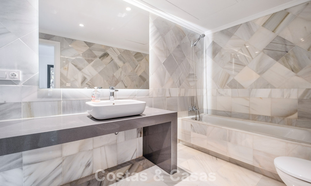 Amplio apartamento de 2 dormitorios con vistas al mar en venta en Marbella - Benahavís 797979