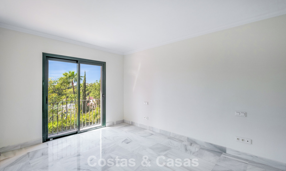 Amplio apartamento de 2 dormitorios con vistas al mar en venta en Marbella - Benahavís 797980