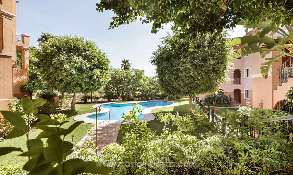 Amplio apartamento de 2 dormitorios con vistas al mar en venta en Marbella - Benahavís 798518