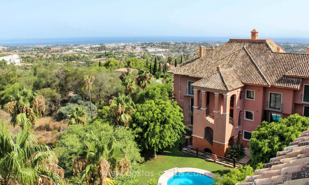 Amplio apartamento de 2 dormitorios con vistas al mar en venta en Marbella - Benahavís 798519