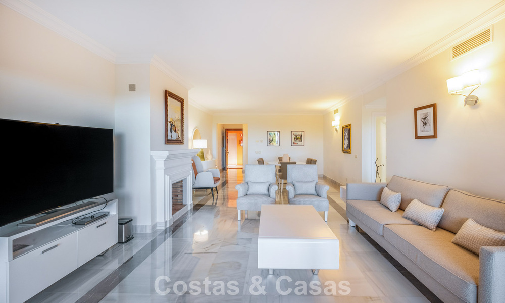 Amplio apartamento de lujo listo para entrar a vivir con vistas al mar en venta en Marbella - Benahavís 798153