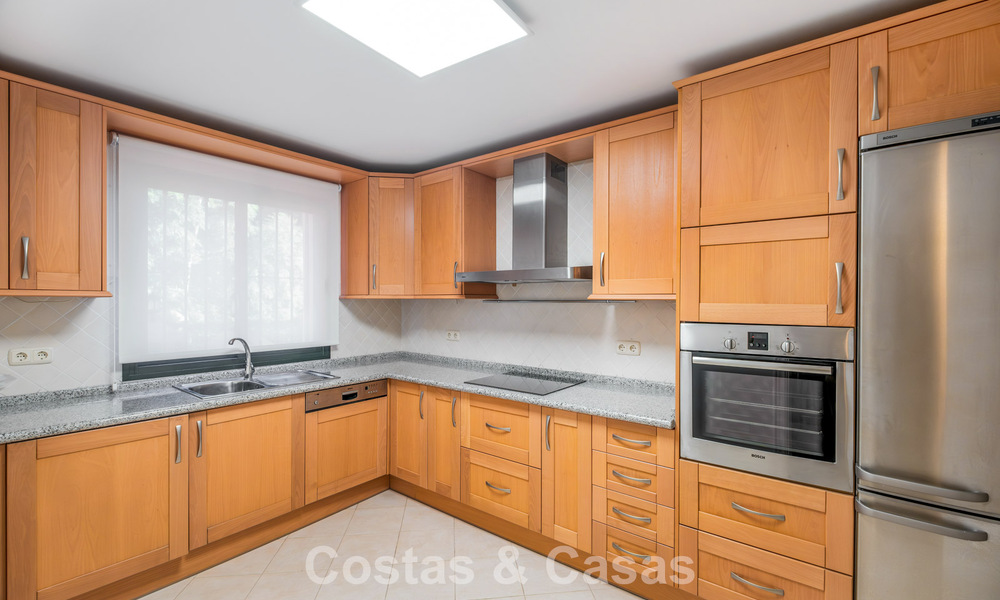 Amplio apartamento de lujo listo para entrar a vivir con vistas al mar en venta en Marbella - Benahavís 798157