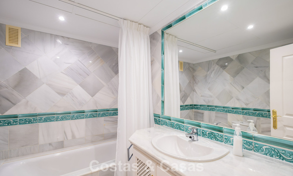Amplio apartamento de lujo listo para entrar a vivir con vistas al mar en venta en Marbella - Benahavís 798159