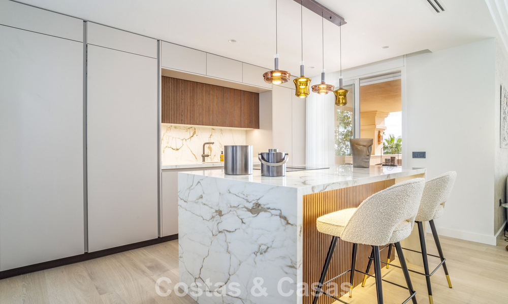 Amplio apartamento moderno de 4 dormitorios con vistas al mar en venta en Nueva Andalucía, Marbella 798223