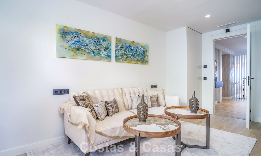 Amplio apartamento moderno de 4 dormitorios con vistas al mar en venta en Nueva Andalucía, Marbella 798228