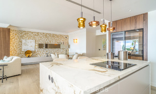 Amplio apartamento moderno de 4 dormitorios con vistas al mar en venta en Nueva Andalucía, Marbella 798234 