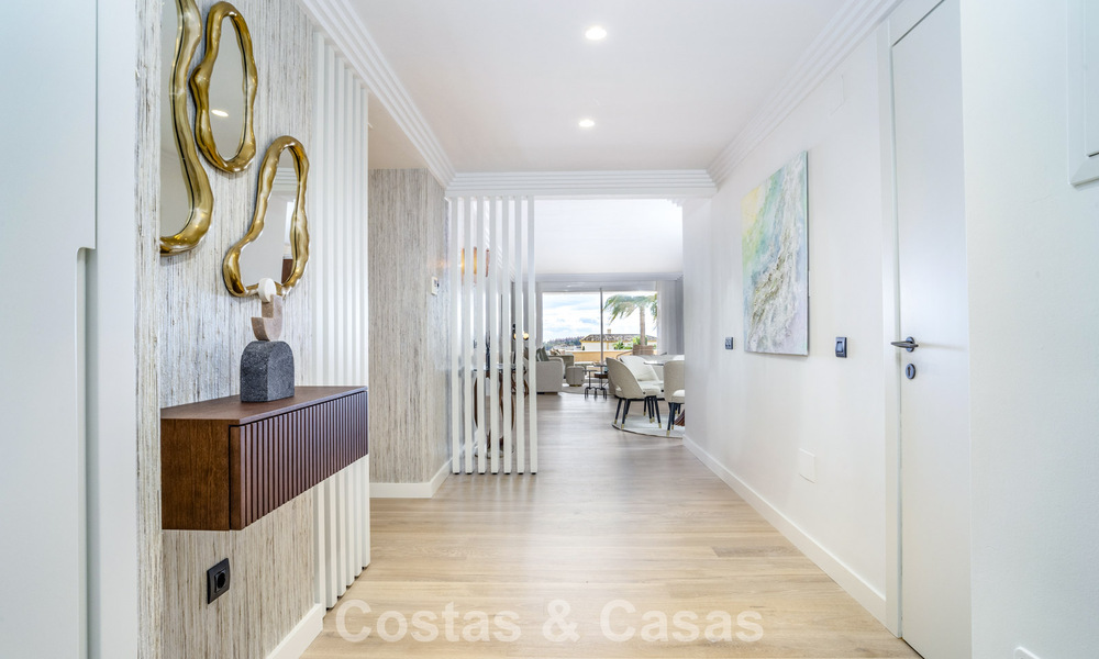 Amplio apartamento moderno de 4 dormitorios con vistas al mar en venta en Nueva Andalucía, Marbella 798243