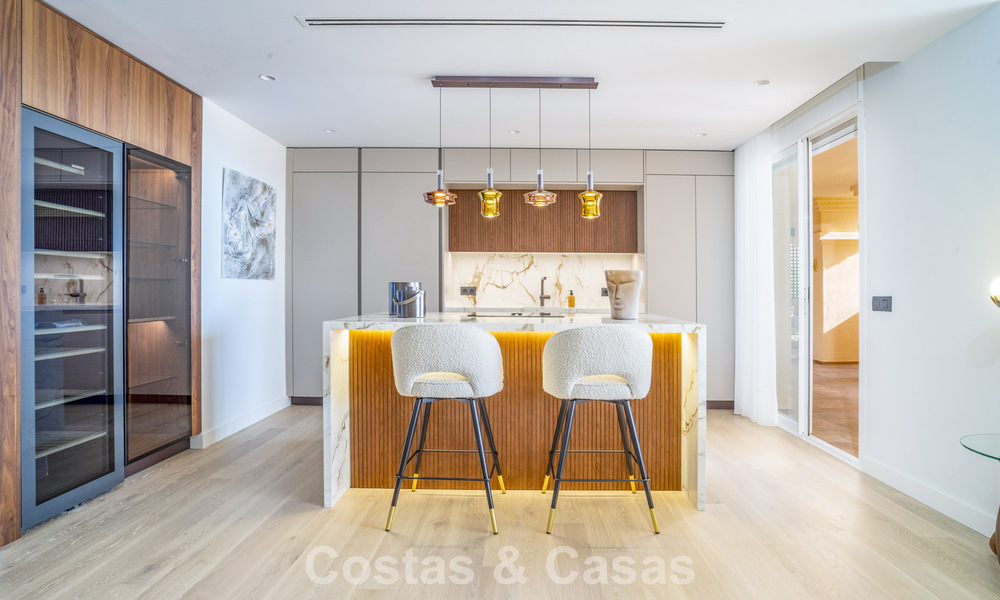 Amplio apartamento moderno de 4 dormitorios con vistas al mar en venta en Nueva Andalucía, Marbella 798249