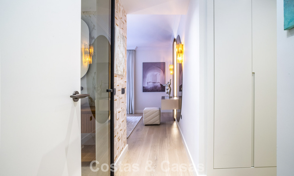 Amplio apartamento moderno de 4 dormitorios con vistas al mar en venta en Nueva Andalucía, Marbella 798255