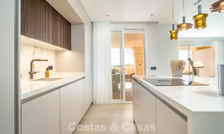 Amplio apartamento moderno de 4 dormitorios con vistas al mar en venta en Nueva Andalucía, Marbella 798259 