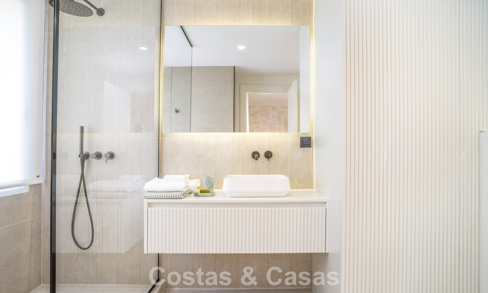 Amplio apartamento moderno de 4 dormitorios con vistas al mar en venta en Nueva Andalucía, Marbella 798262