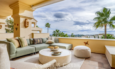 Amplio apartamento moderno de 4 dormitorios con vistas al mar en venta en Nueva Andalucía, Marbella 798263