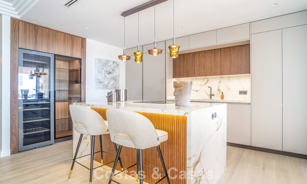Amplio apartamento moderno de 4 dormitorios con vistas al mar en venta en Nueva Andalucía, Marbella 798266