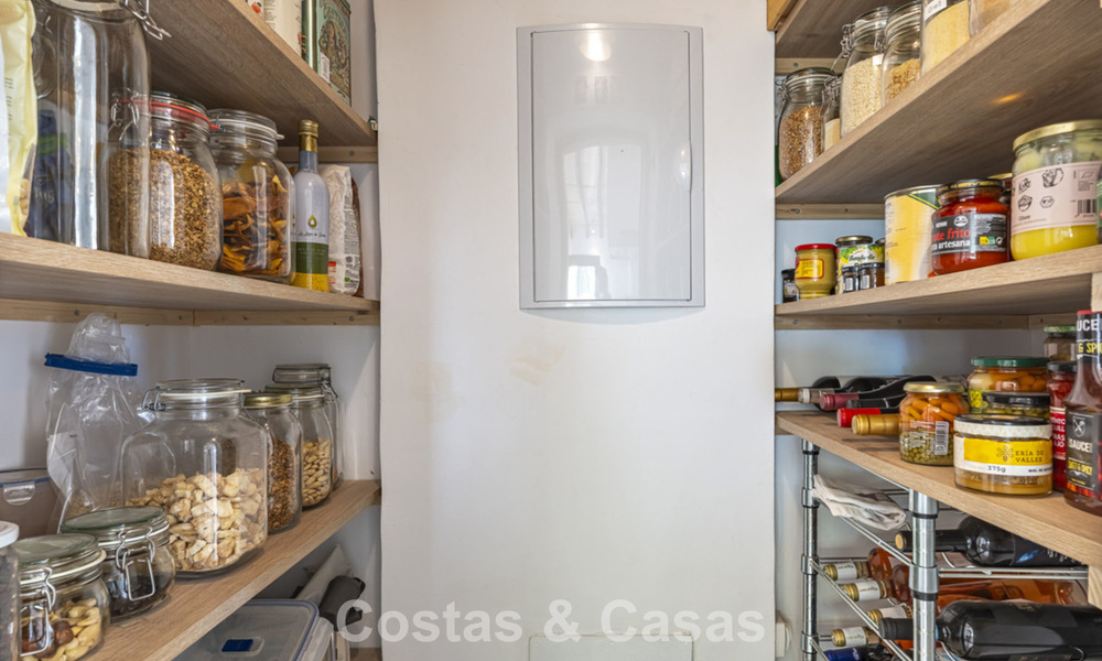 Encantadora villa rústica con confort moderno en venta en Guadalmina Alta, Marbella 798275
