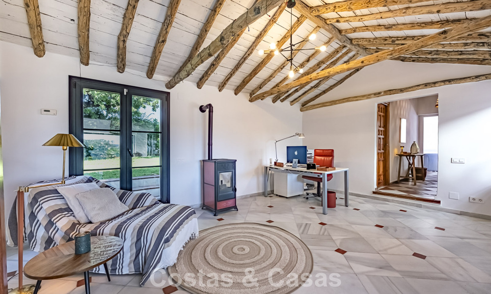 Encantadora villa rústica con confort moderno en venta en Guadalmina Alta, Marbella 798283