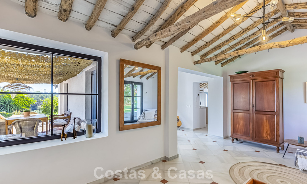 Encantadora villa rústica con confort moderno en venta en Guadalmina Alta, Marbella 798284