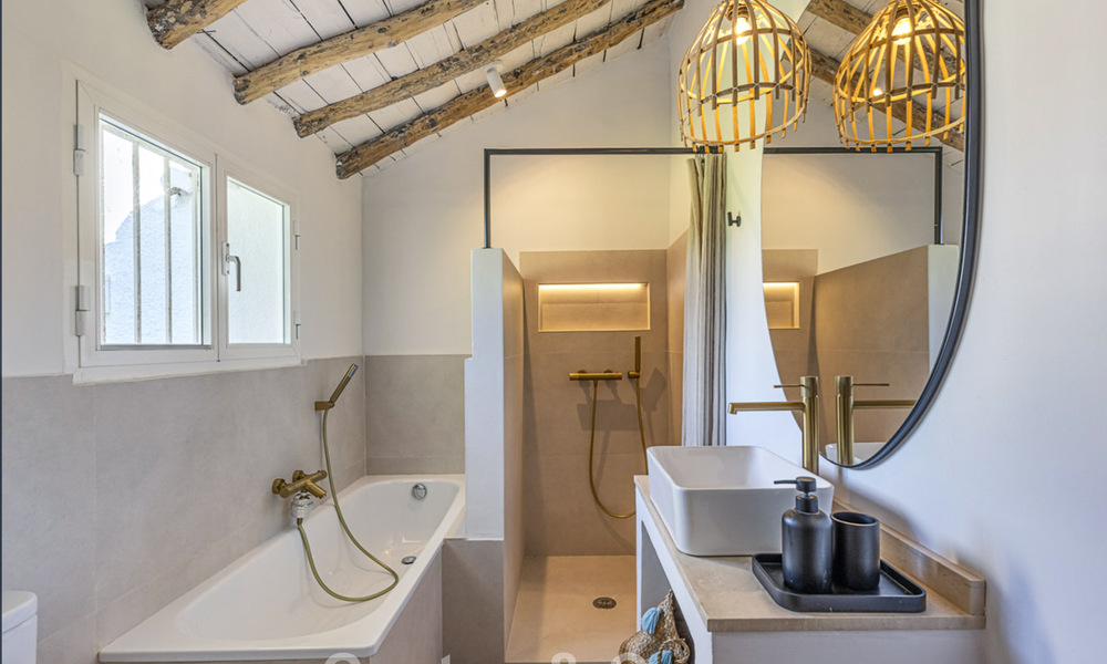 Encantadora villa rústica con confort moderno en venta en Guadalmina Alta, Marbella 798285