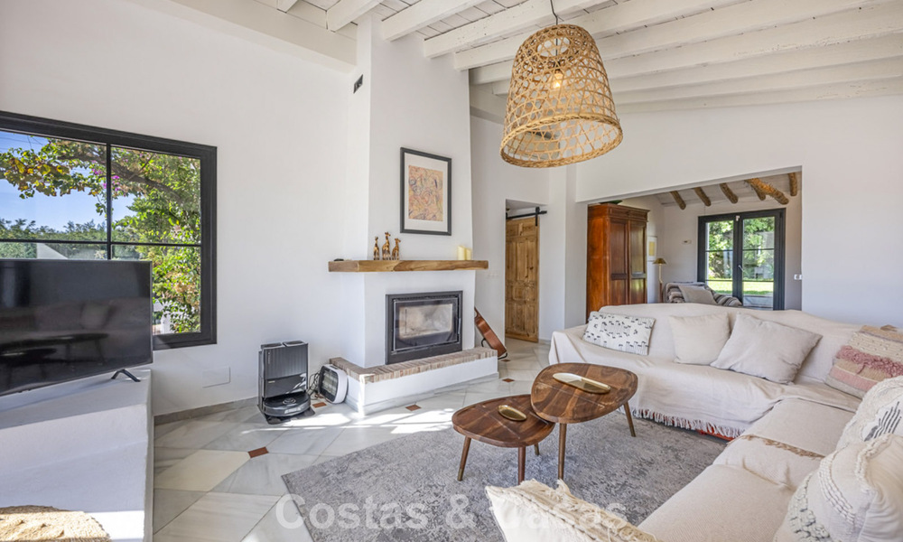 Encantadora villa rústica con confort moderno en venta en Guadalmina Alta, Marbella 798300