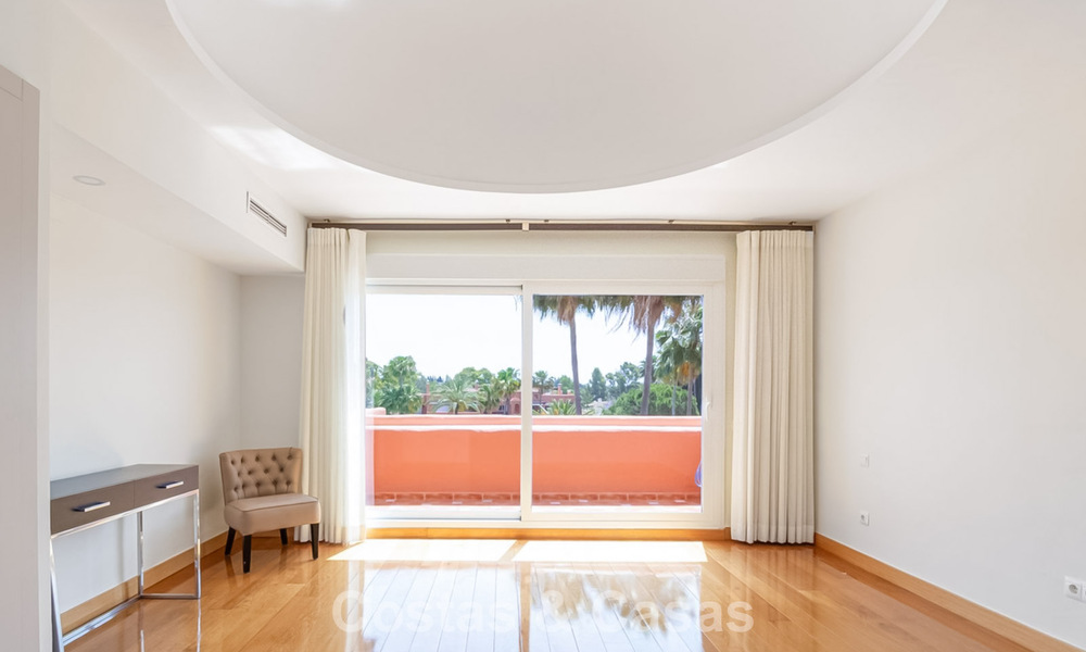 Ático elegante con amplia terraza en venta cerca de Guadalmina Baja, Marbella - Estepona 798310