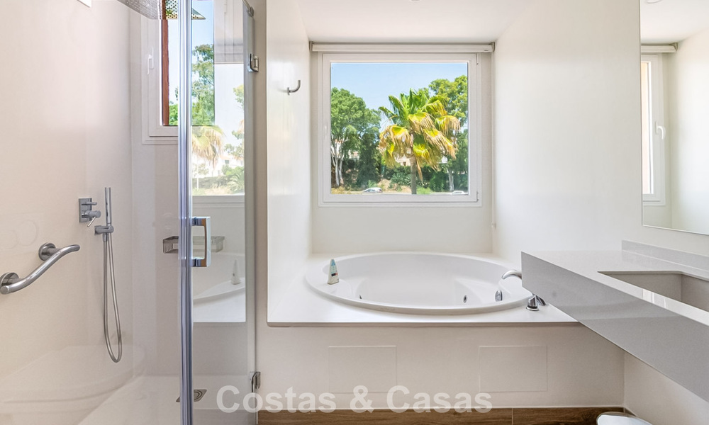 Ático elegante con amplia terraza en venta cerca de Guadalmina Baja, Marbella - Estepona 798312