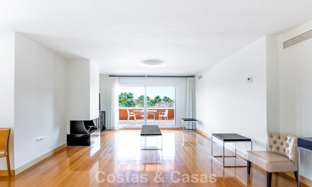 Ático elegante con amplia terraza en venta cerca de Guadalmina Baja, Marbella - Estepona 798316