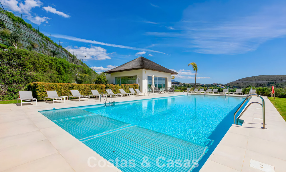 Apartamento dúplex de lujo con amplio jardín y vistas al mar en venta en Marbella - Benahavís 798317