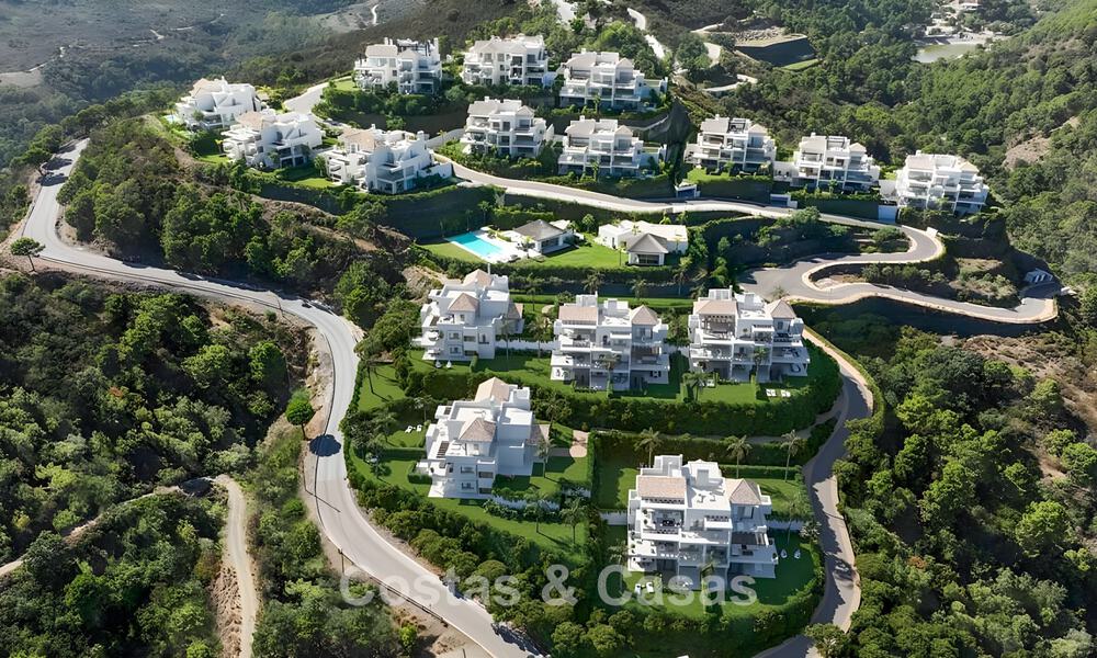 Apartamento dúplex de lujo con amplio jardín y vistas al mar en venta en Marbella - Benahavís 798319
